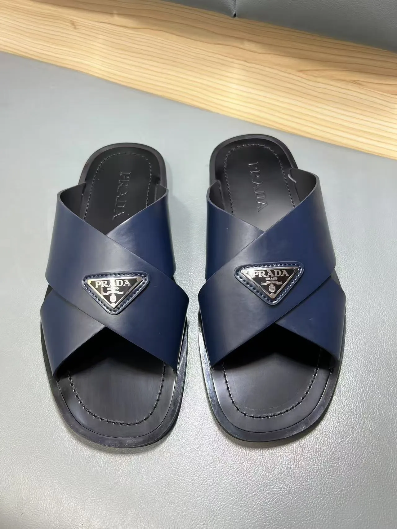 340💰PRADA Prada’s latest slippers are synchronized with the official website. This slipper is made of the brand’s unique and iconic Saffiano leather. The brand logo jumps out from the double straps, and the brand style is clearly visible. Cowhide gives men elegant charm and functional design, making it an ideal choice for vacation and leisure. Size:38-45